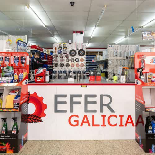Mostrador y expositores de la tienda de recambios Efer Galicia en Láncara